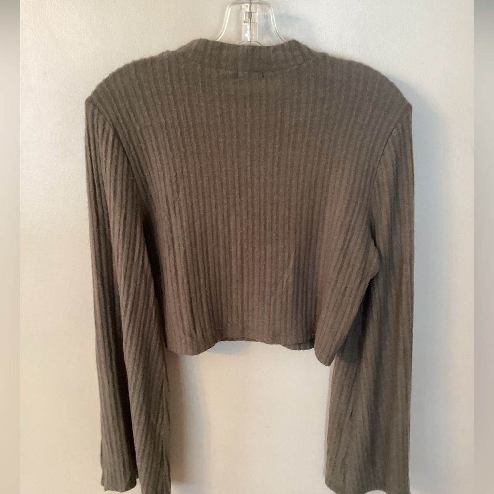 LE LIS SIZE LARGE LONG SLEEVE MOCK NECK PULLOVER CROPPED TOP - Picture 2 of 6